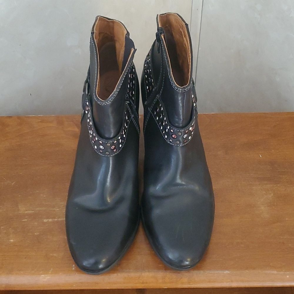 SOFFT  black ankle booties - studded